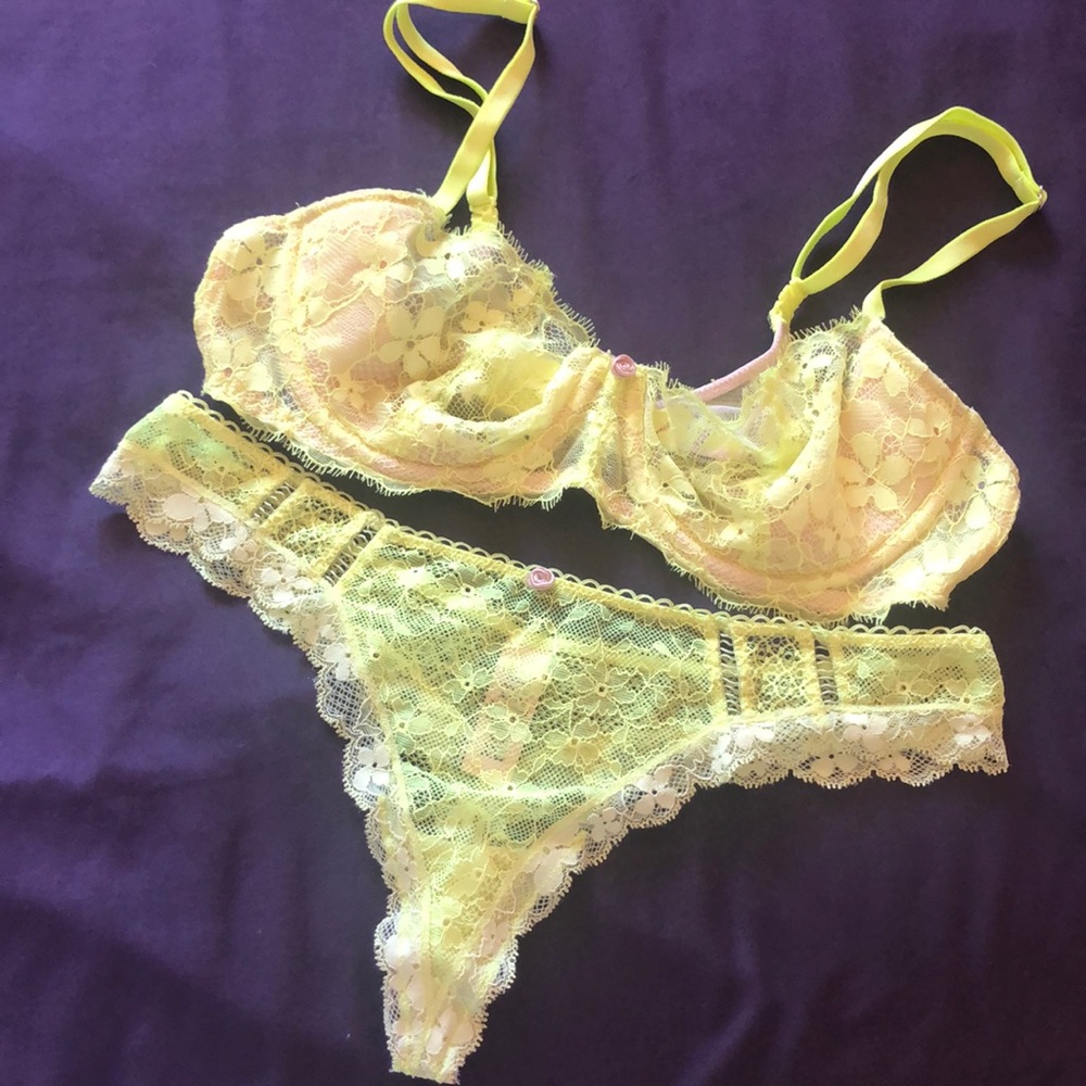 NWOT VICTORIA SECRET BRA SET